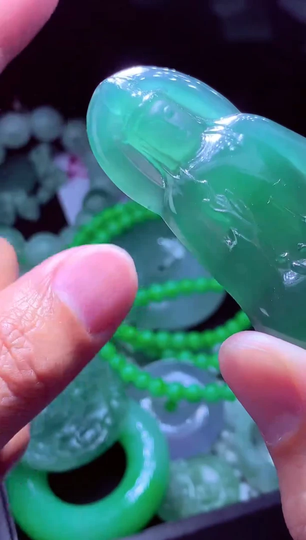 未镶嵌定制翡翠小**?翡翠毛货定制