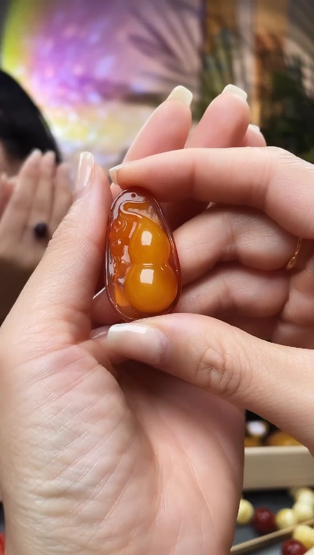 未镶嵌颈饰蜜蜡吊坠