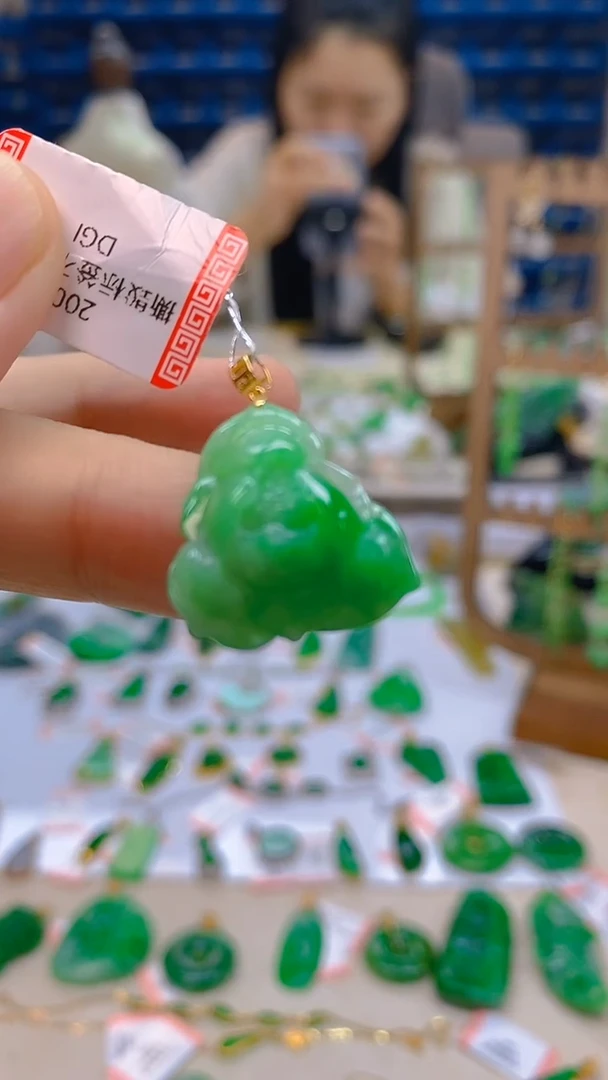 颈饰18K金镶嵌翡翠新号开播 全场乱卖