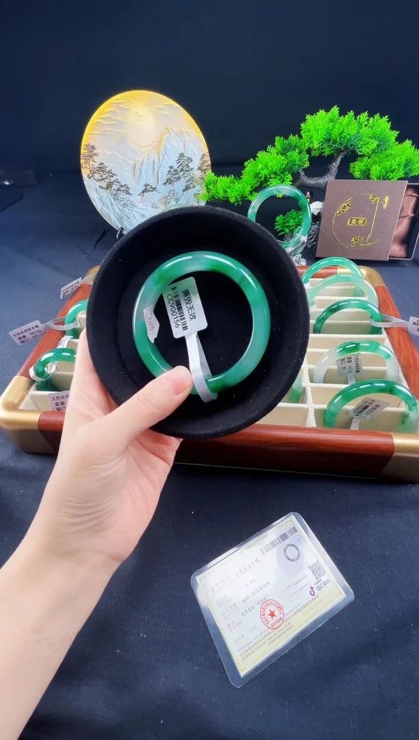 未镶嵌手镯石英质玉（非洲翠）手镯