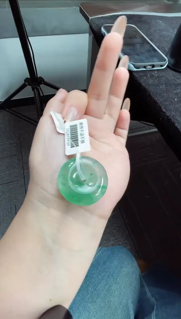 吊坠(赠链)未镶嵌石英质玉（非洲翠）4.193平安扣