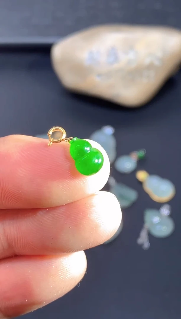 颈饰18K金镶嵌翡翠