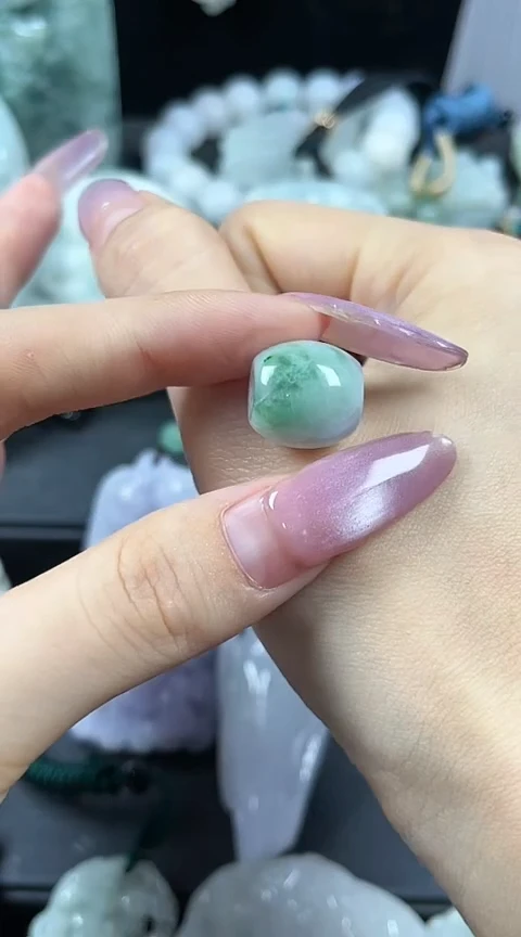 翡翠未镶嵌颈饰桶珠子