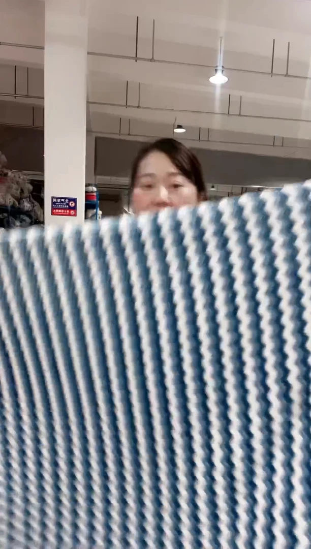 混纺主播手上展示产品