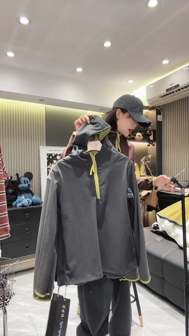 深灰连帽德绒上衣