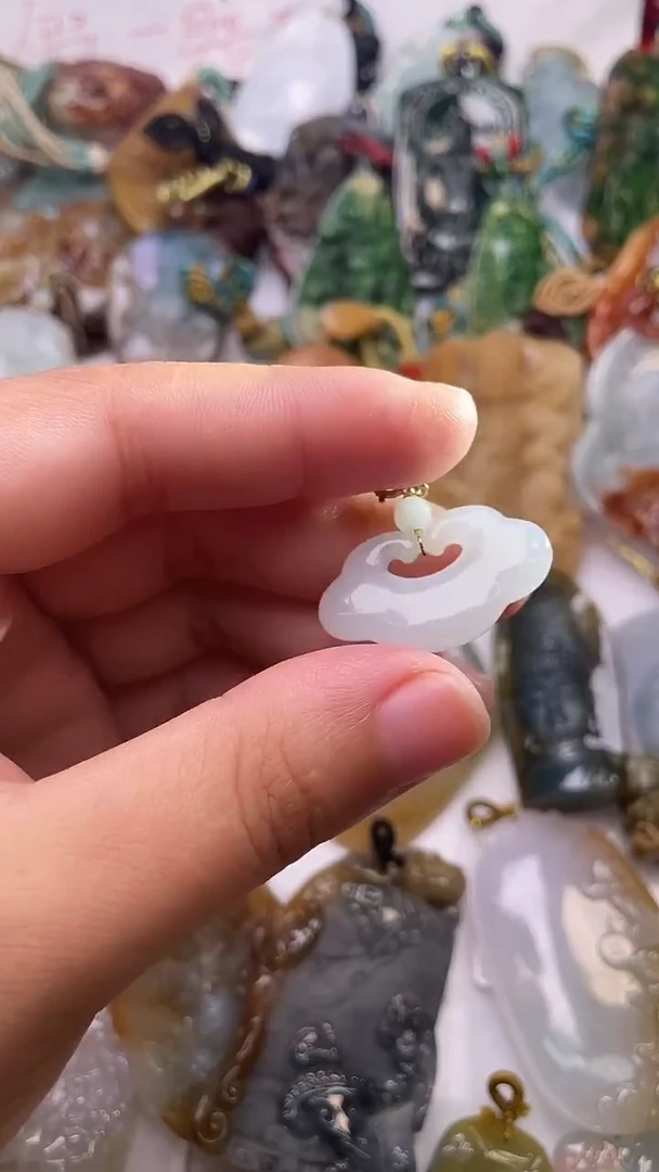 颈饰未镶嵌翡翠锁