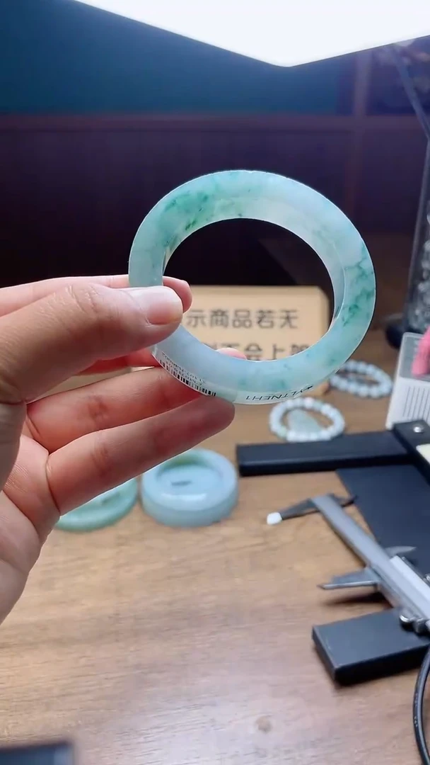 定制翡翠手镯未镶嵌云**染定制