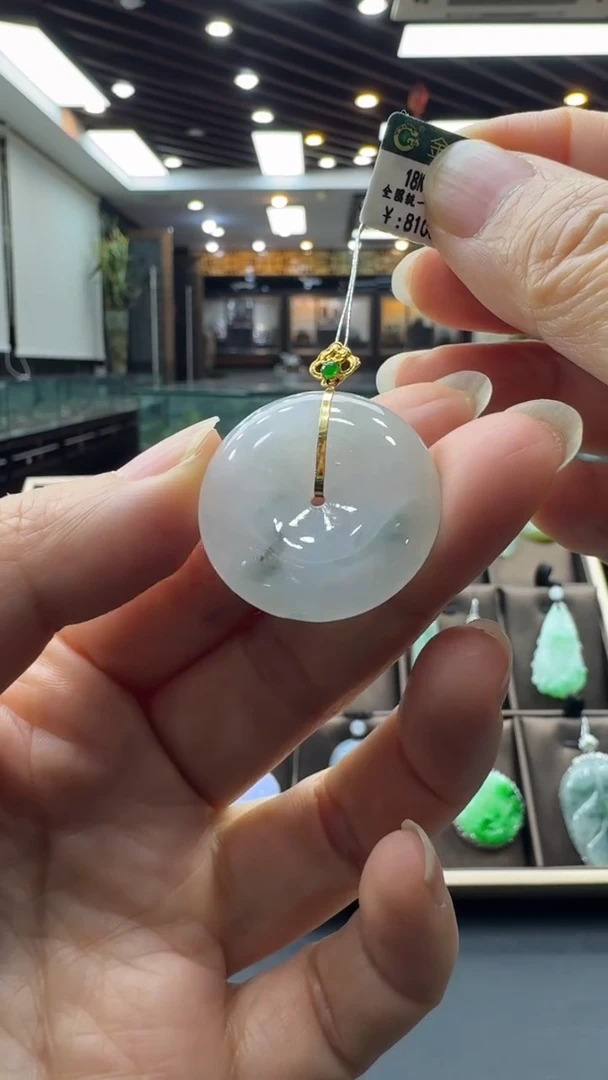 颈饰18K金镶嵌翡翠平安扣挂件