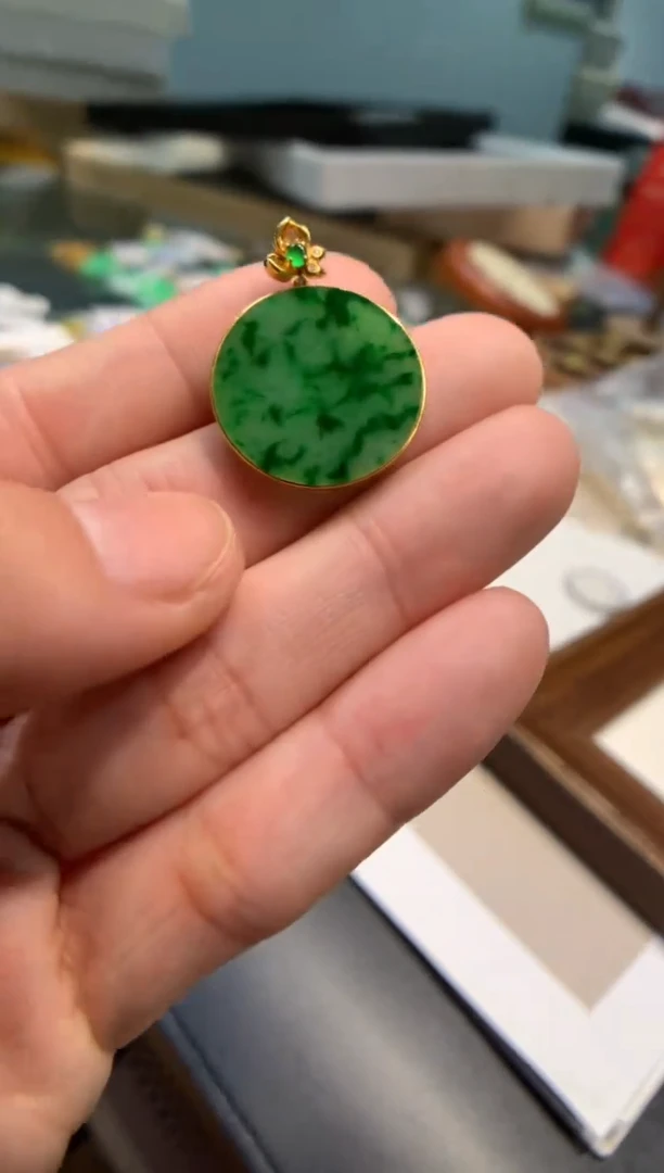 颈饰18K金镶嵌翡翠圆牌