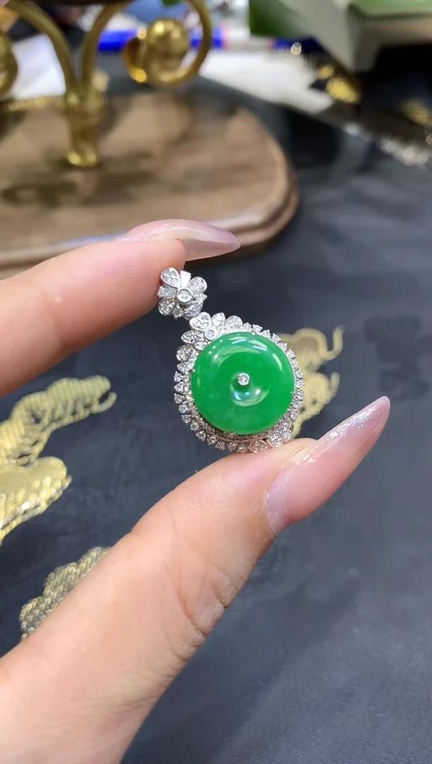18K金镶嵌挂件翡翠扣子