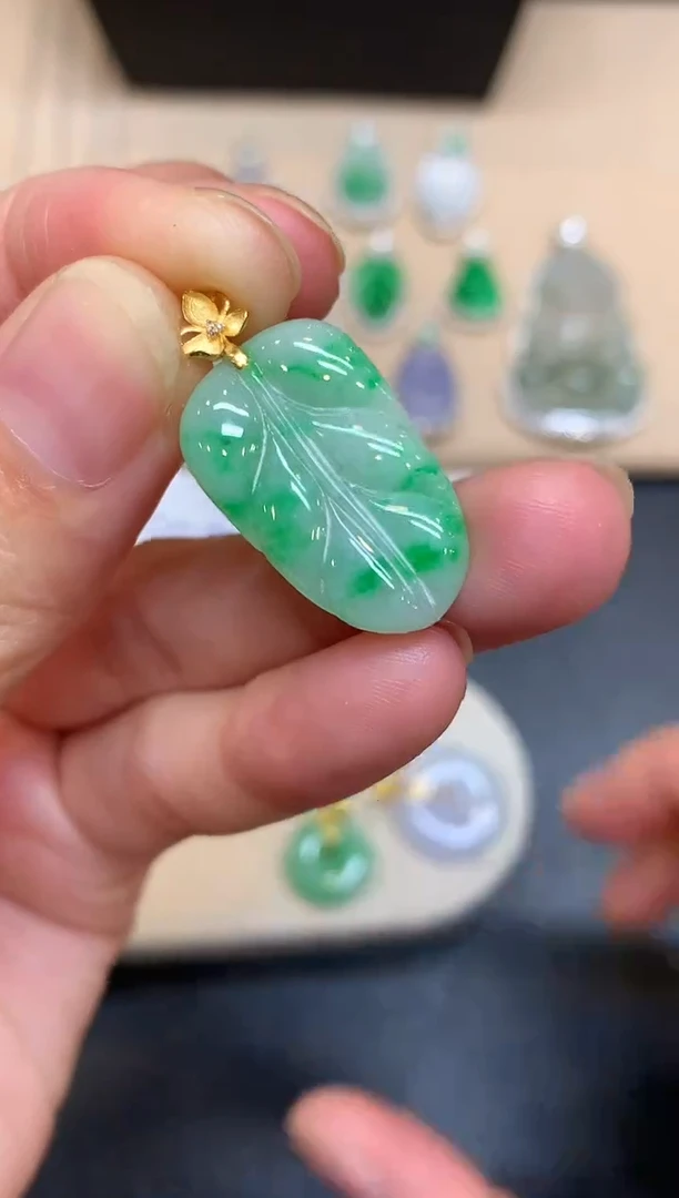 颈饰18K金镶嵌翡翠树叶【无服务费【48小时鉴赏期】