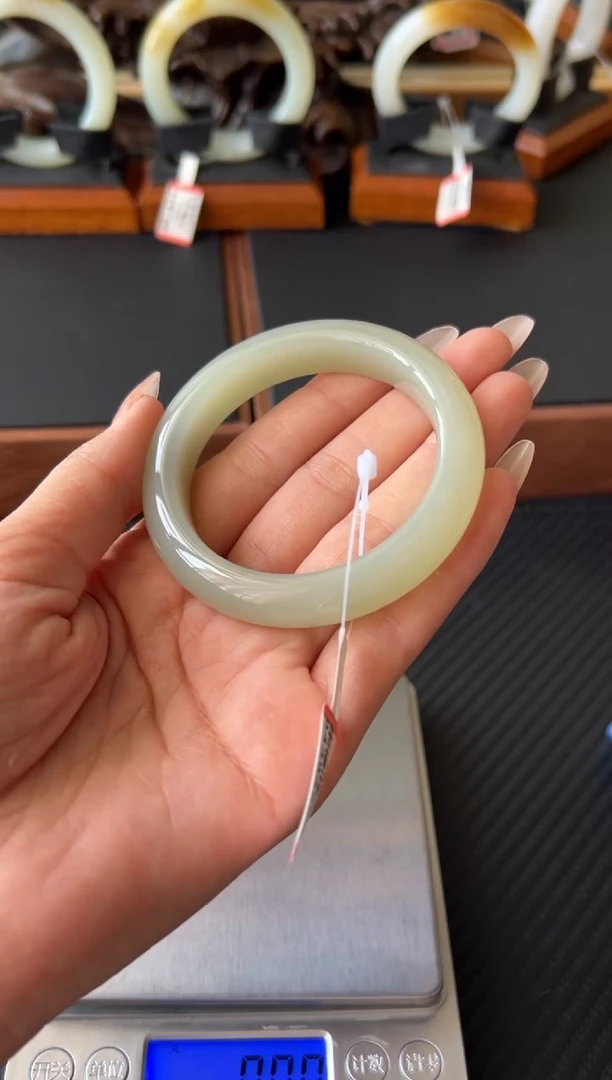 和田玉手镯未镶嵌且末微色差近矿53 k