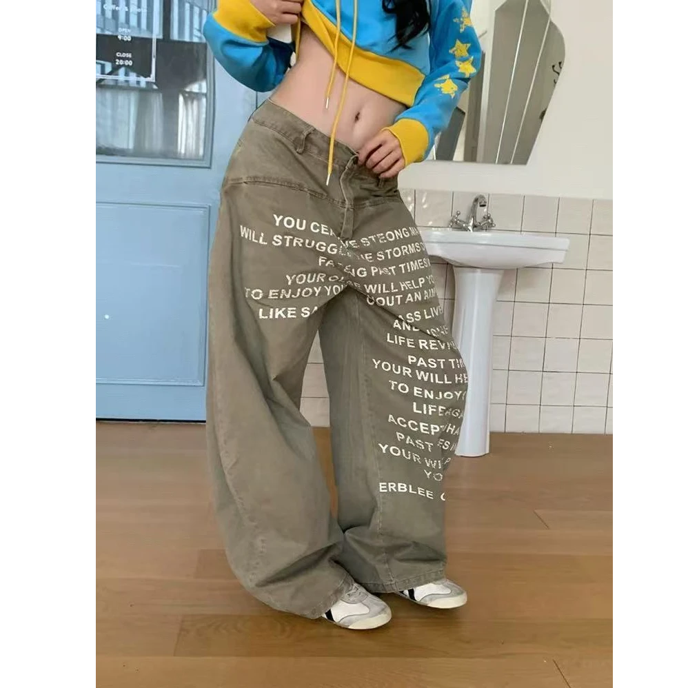 美式复古字母印花卡其色牛仔裤女秋季新款宽松阔腿直筒裤弯刀裤子