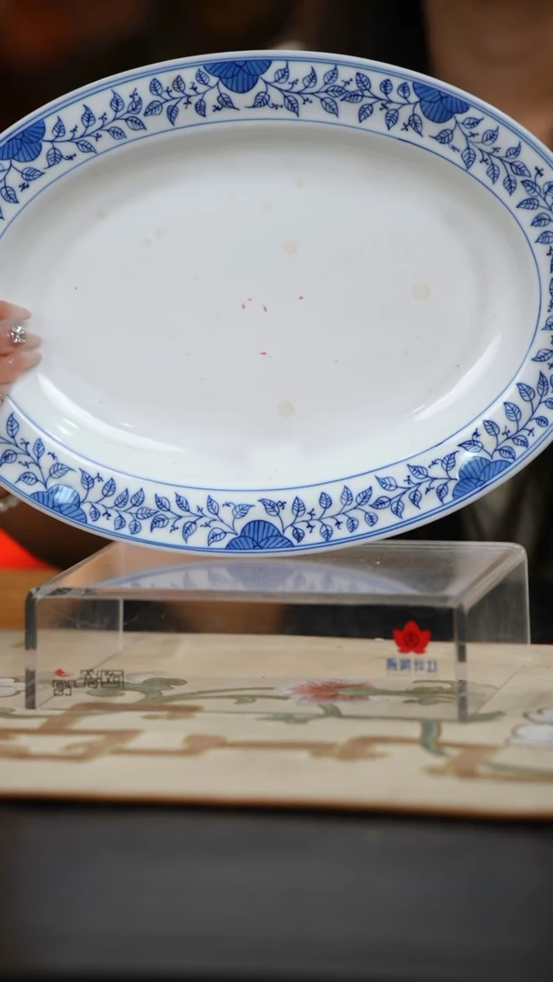 1个微瑕青花缠枝莲12英寸鱼盘，无底款P