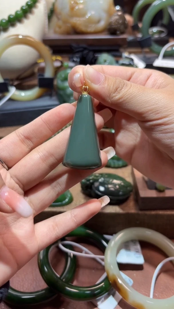 颈饰18K金镶嵌和田玉（碧玉）1