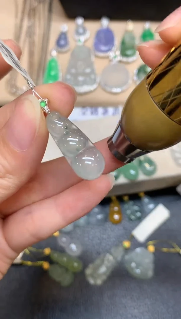 颈饰18K金镶嵌翡翠福豆【无服务费