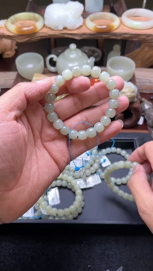 【闪购商品】和田玉手串未镶嵌卡10且末青白老型特价 多样性发一