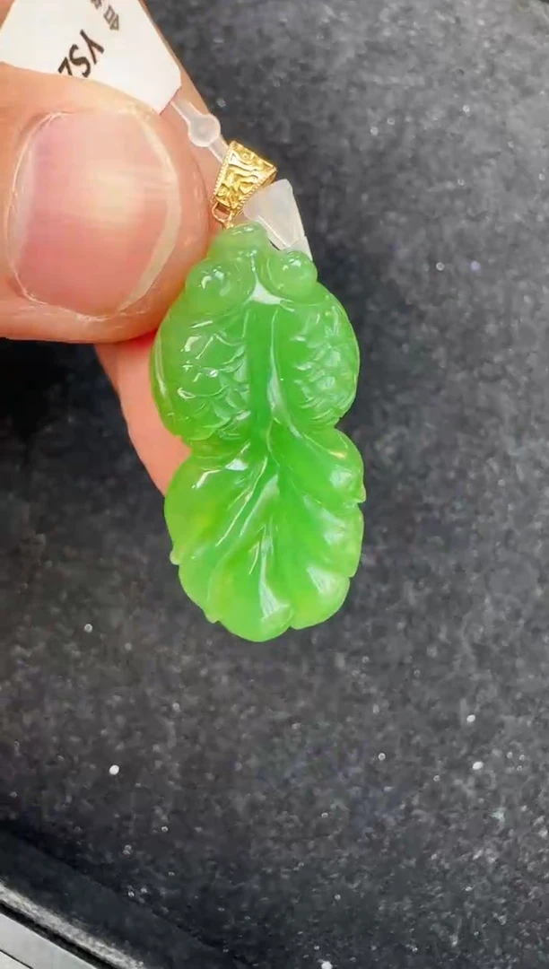 颈饰18K金镶嵌和田玉金鱼