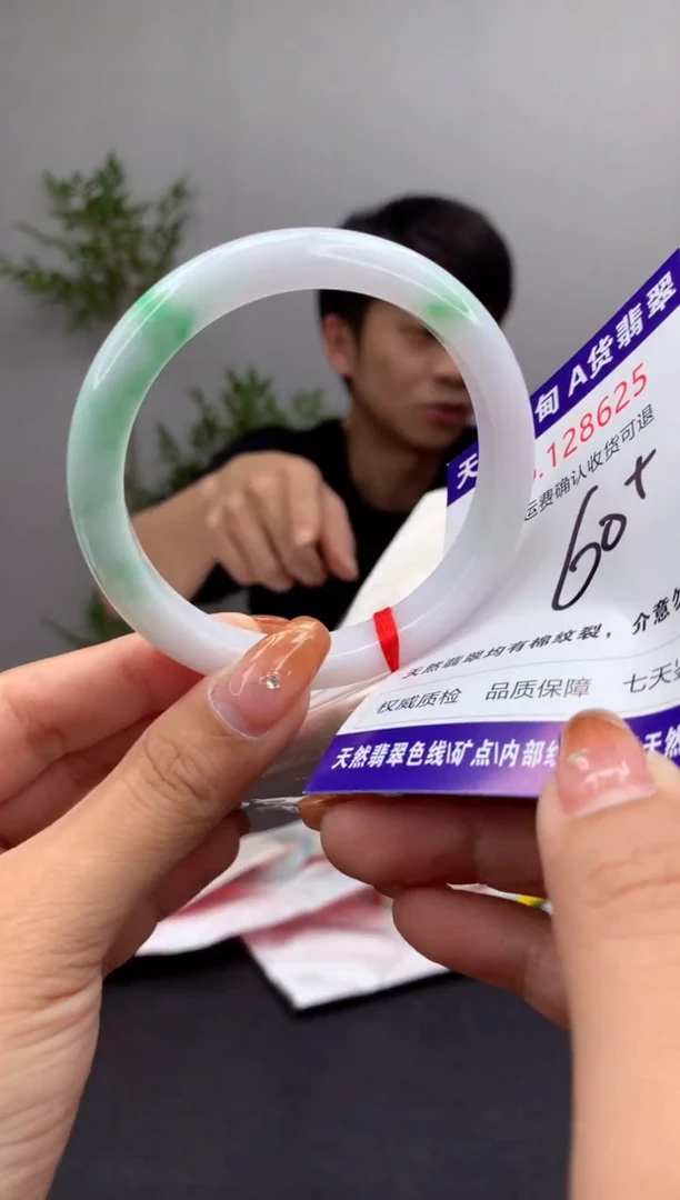 未镶嵌手镯翡翠有纹，完美者勿拍
