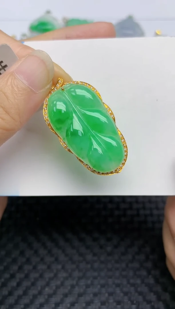 翡翠18K金镶嵌颈饰天然A货翡翠