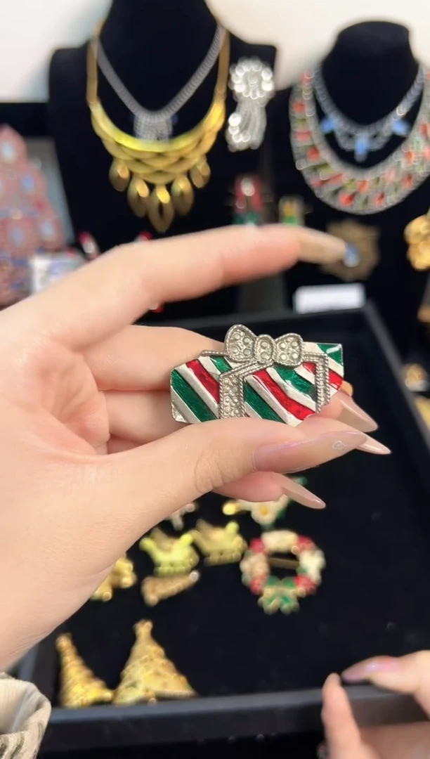 铁合金合成碳硅石礼物盒胸针