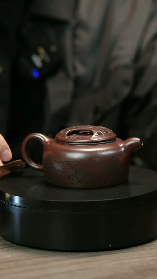 茶壶紫砂思****刀H2463王芳刻绘镂空牛盖