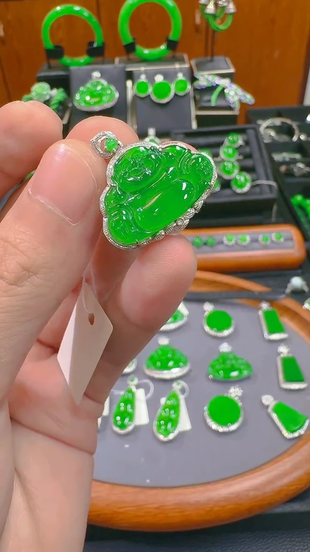 【闪购商品】翡翠吊坠(赠链)18K金镶嵌天然A货翡翠