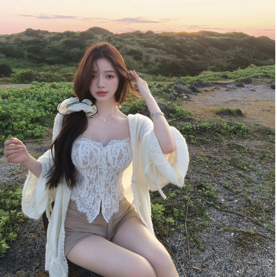 秋季氛围感穿搭韩系独特漂亮配吊带的小外搭白色针织开衫时尚套装