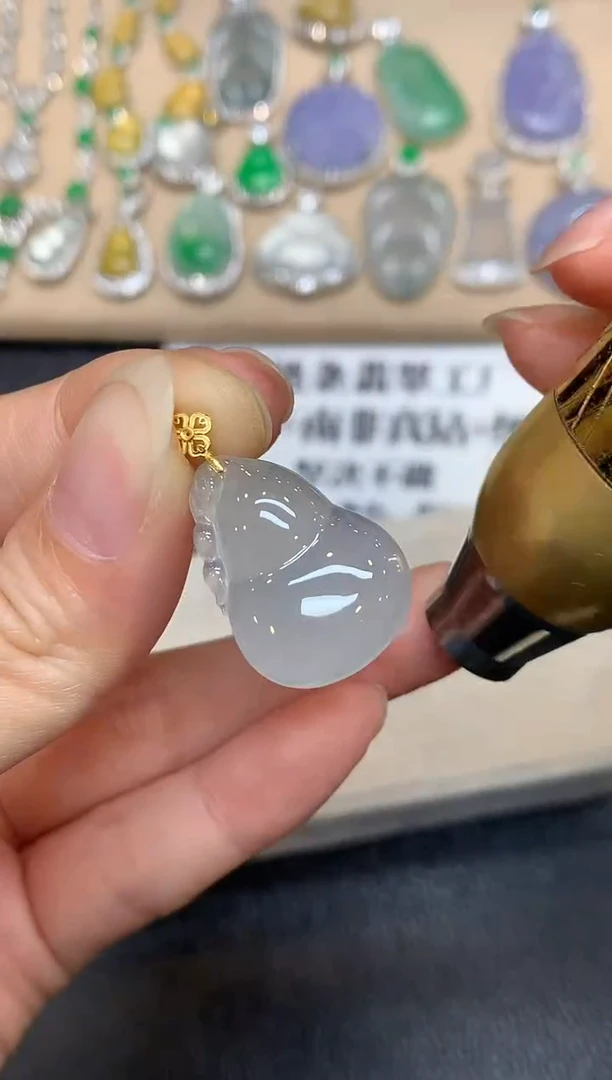 颈饰18K金镶嵌翡翠葫芦【无服务费