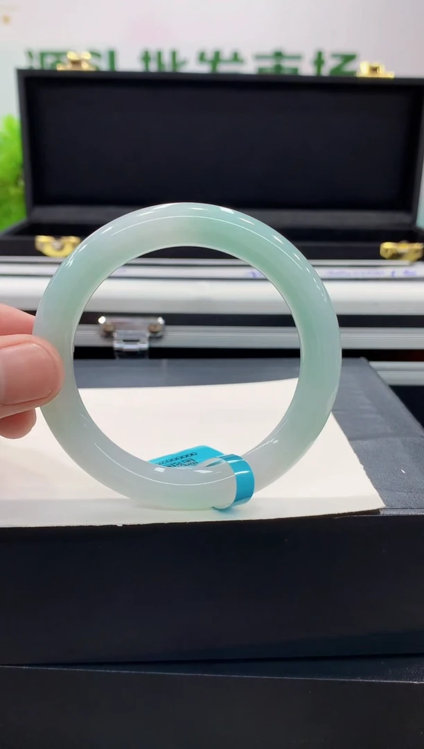 翡翠手镯未镶嵌手镯