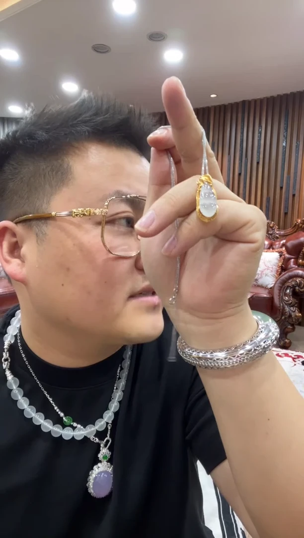 颈饰18K金镶嵌翡翠吊坠