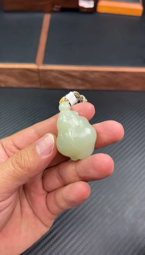 【闪购商品】和田玉吊坠(赠链)未镶嵌且末微色差迪克兰一细