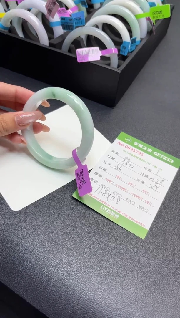 翡翠手镯未镶嵌多人