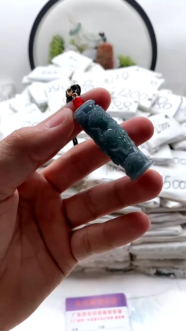 翡翠未镶嵌颈饰龙柱