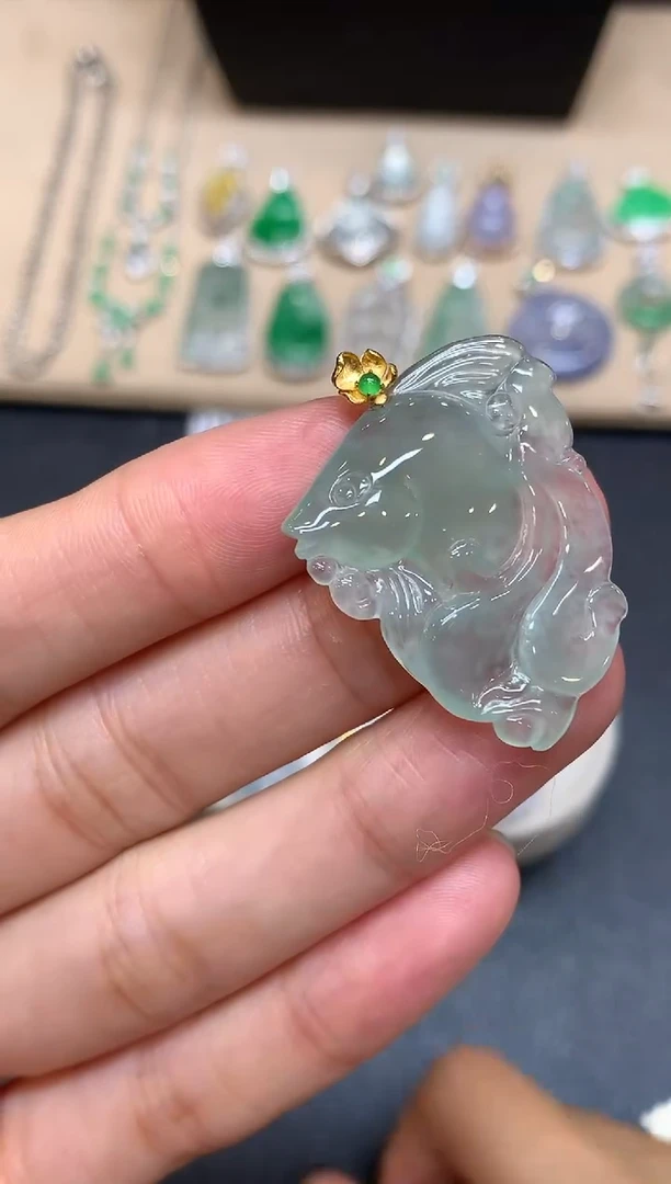 颈饰18K金镶嵌翡翠金鱼【无服务费