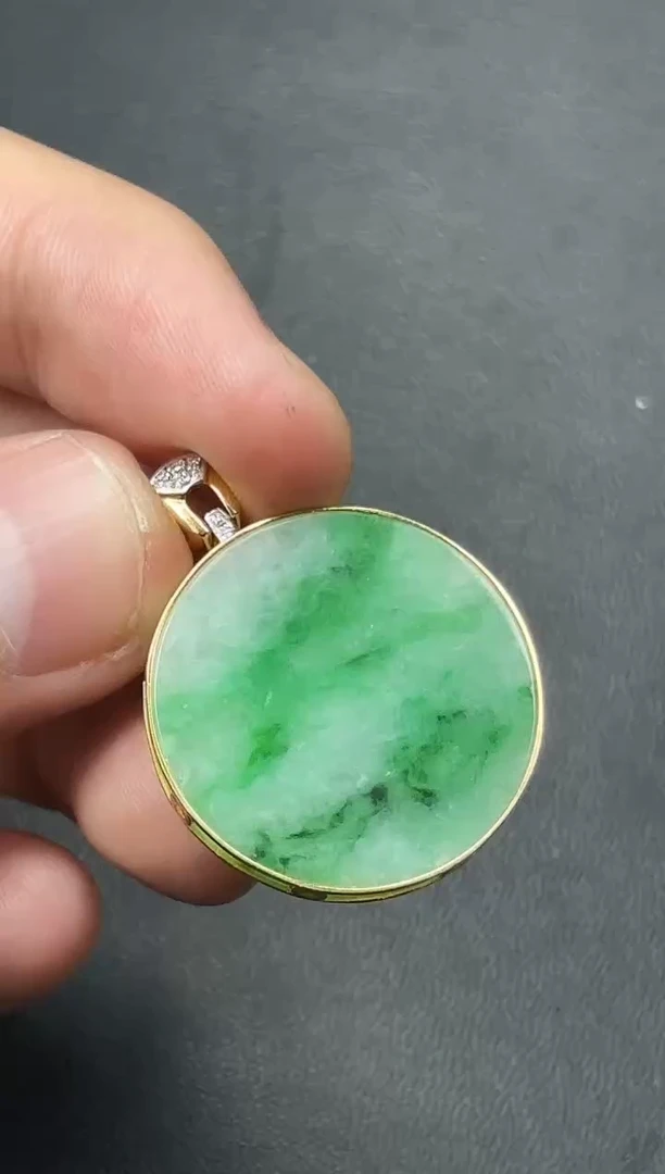 颈饰18K金镶嵌翡翠无事牌