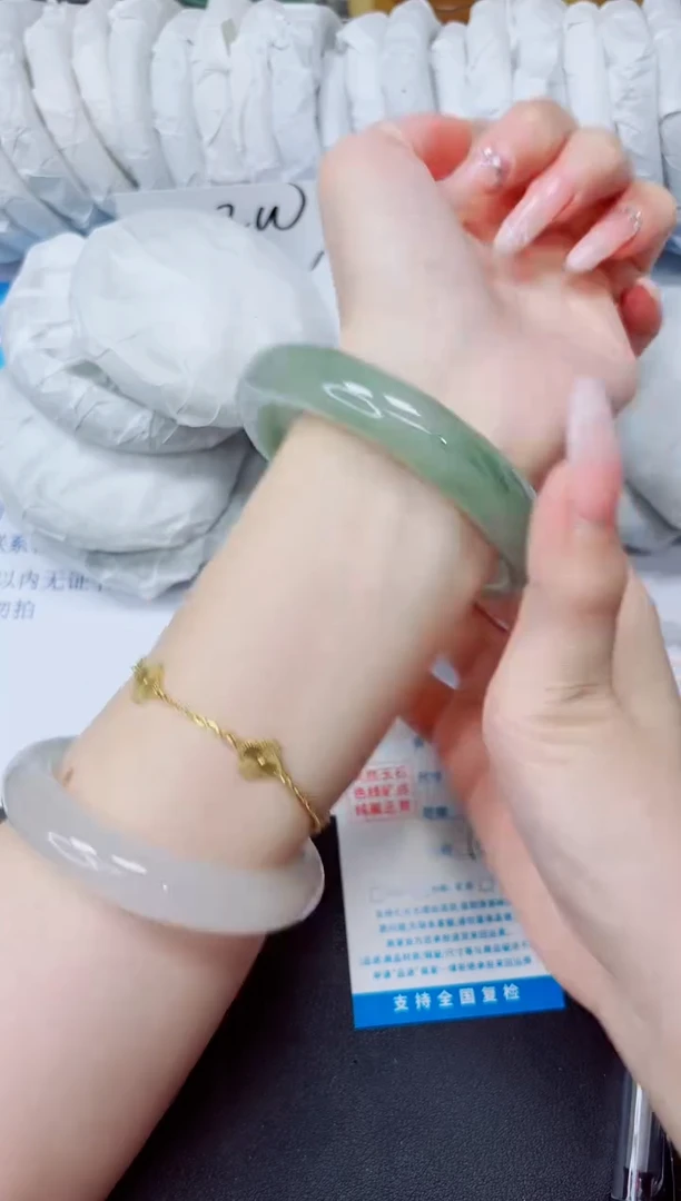 石英质玉手镯未镶嵌142/60.3