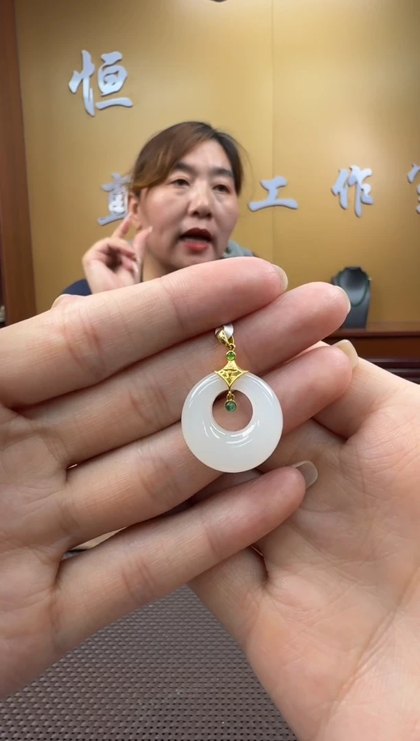 和田玉18K金镶嵌颈饰挂件