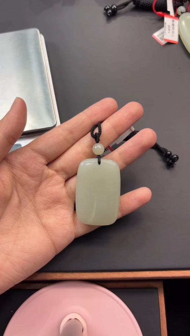 【闪购商品】和田玉吊坠(赠链)未镶嵌且末微色差近矿吊坠M