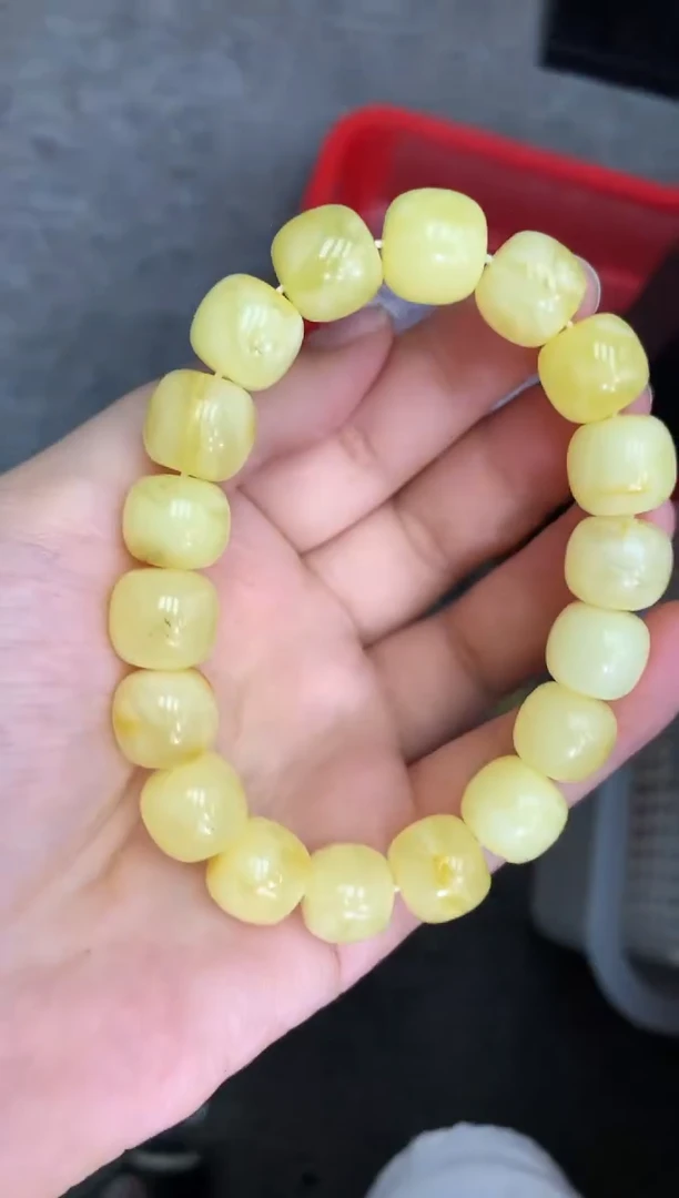 未镶嵌琥珀珠宝奇石90