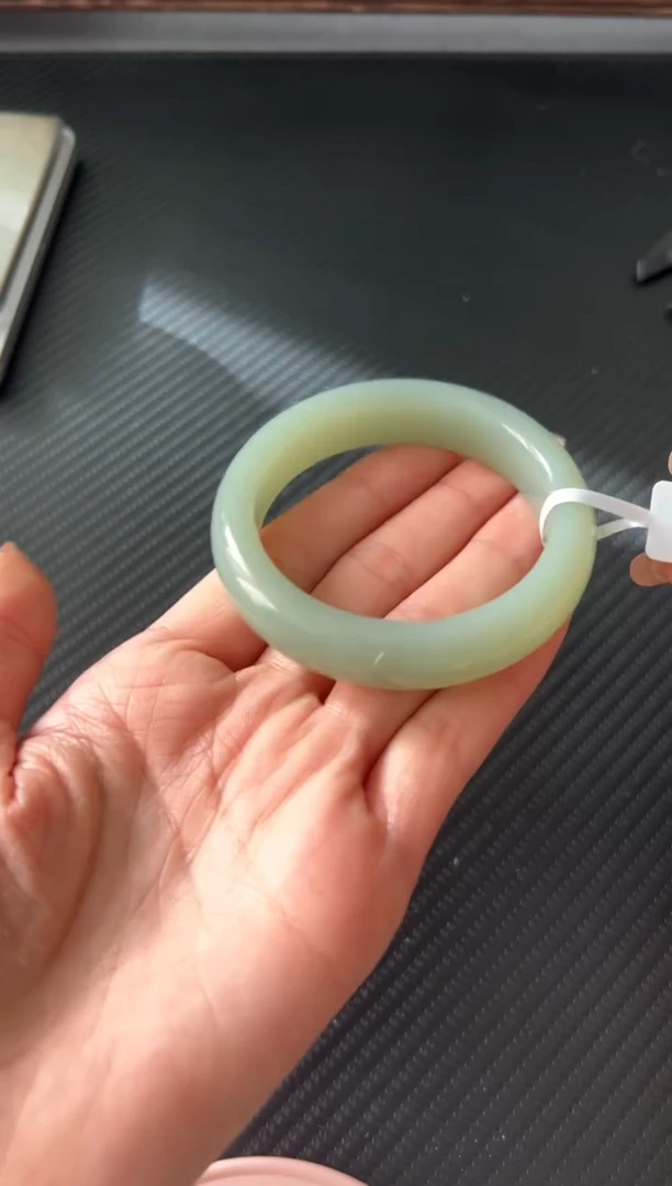 未镶嵌手镯和田玉且末微色差近矿54mS