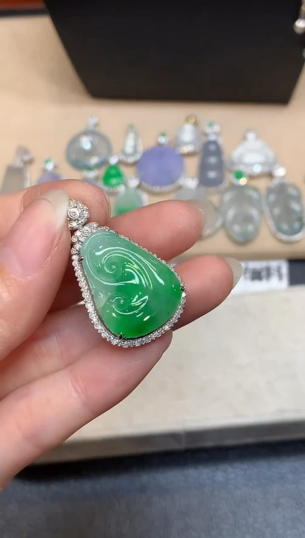 颈饰18K金镶嵌翡翠如意【无服务费