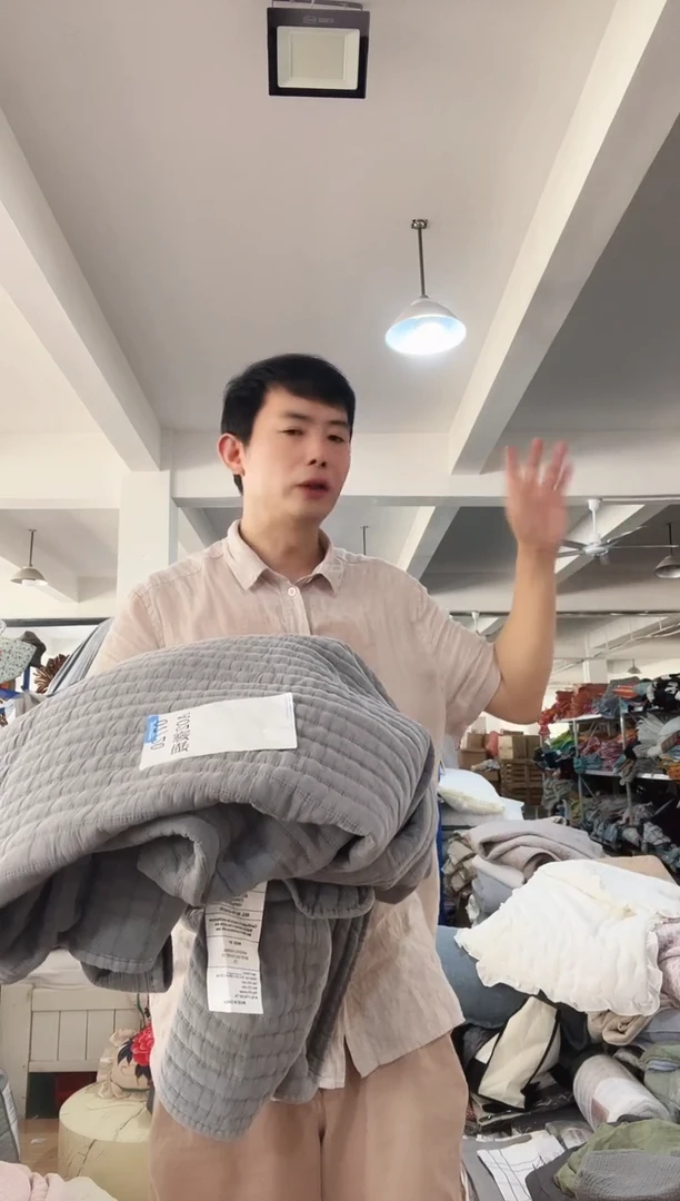 长绒棉A02 229*229起灰色直线绗缝床盖空调被