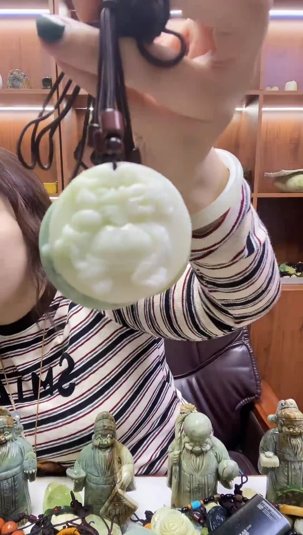 未镶嵌蛇纹石玉吊坠多样性发其中之一