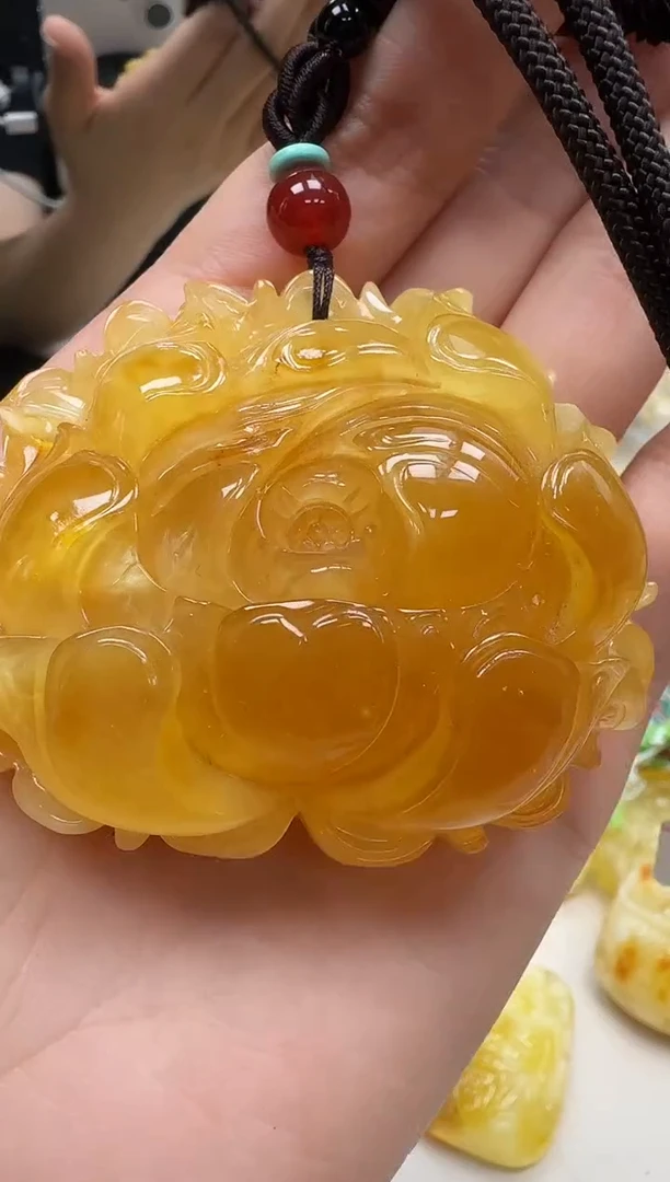 未镶嵌琥珀裸石如图