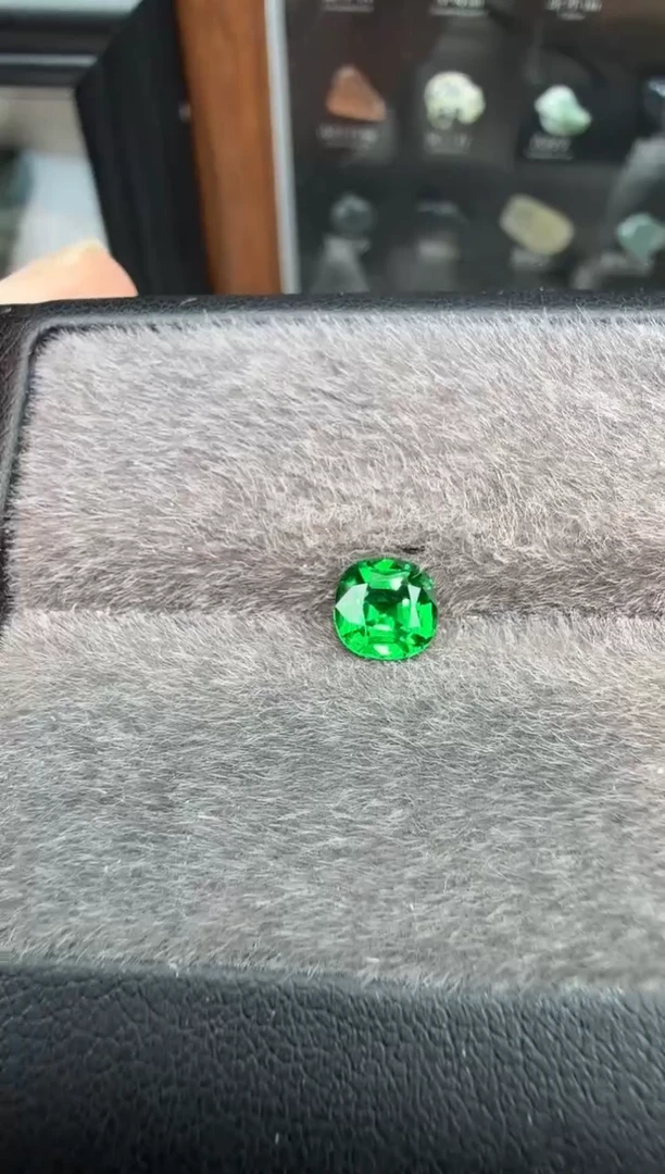 未镶嵌裸石石榴石（沙弗莱）1.06CT-A369-1P