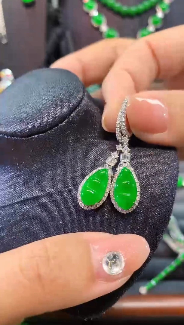 18K金镶嵌翡翠耳饰耳包