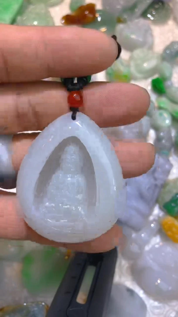 【闪购商品】翡翠吊坠(赠链)未镶嵌水滴观音