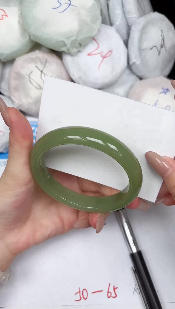 未镶嵌手镯石英质玉68-64.4