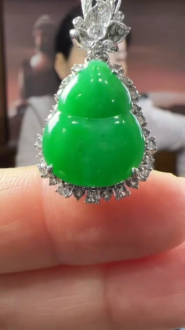 18K金镶嵌挂件翡翠葫芦